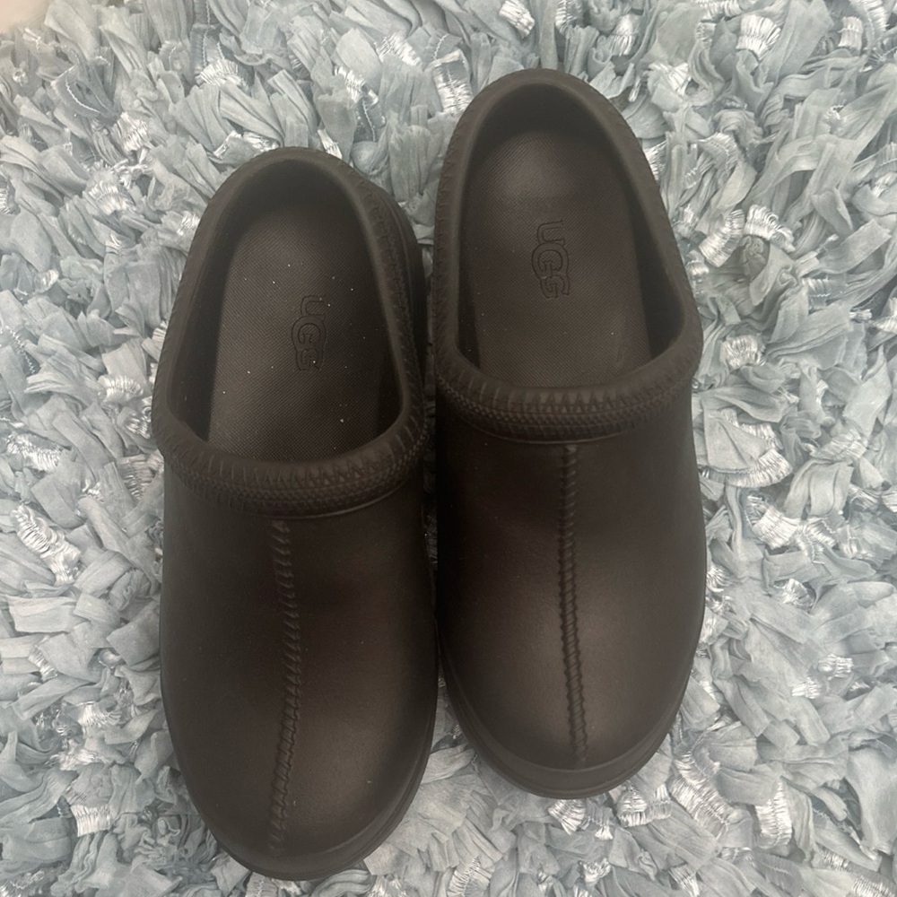 UGG women’s Black Slip-On Slippers
